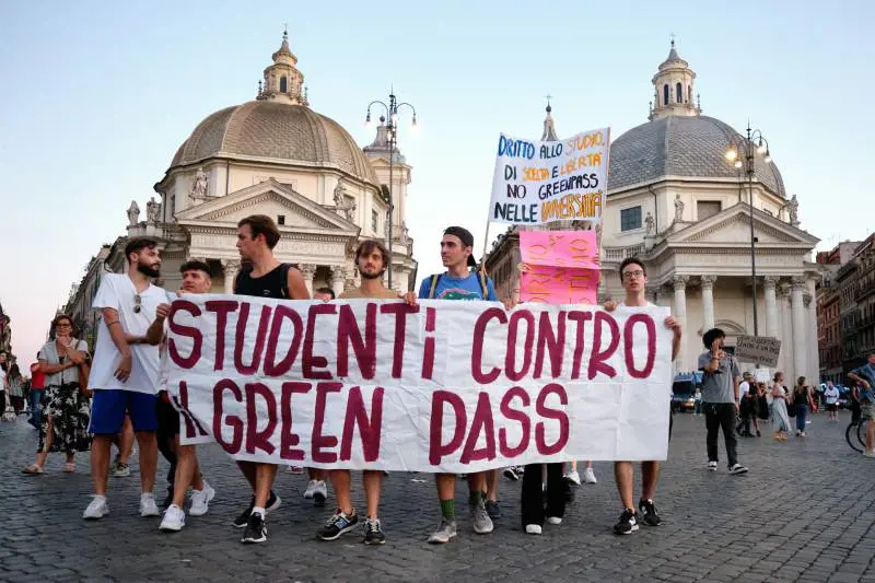 Certificato a scuola, l'ok del Garante. Il ministero: "Aumentare i controlli"