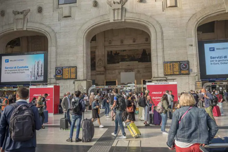 "Collegate un cavo...", sulle chat no vax i consigli per sabotare i treni