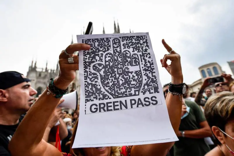 Scontri a Milano: indagati 41 no pass. Contro il certificato l'ira degli "anonimi"