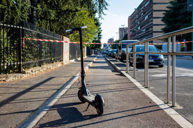 Travolto e ucciso in monopattino. Il pirata guidava senza patente