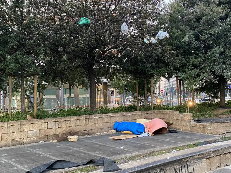 Immigrati nei sacchi a pelo e bivacchi in stazione: Milano sempre più degradata