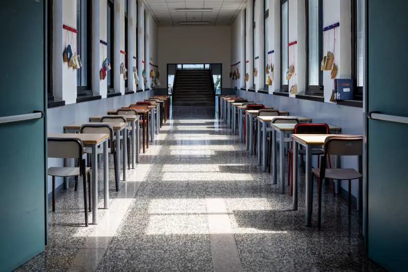 "Ci chiamava orsacchiotte". Il prof finisce indagato per molestie