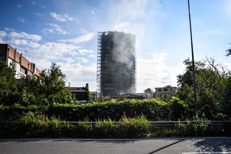 Grattacielo bruciato, perquisita la ditta dei rivestimenti