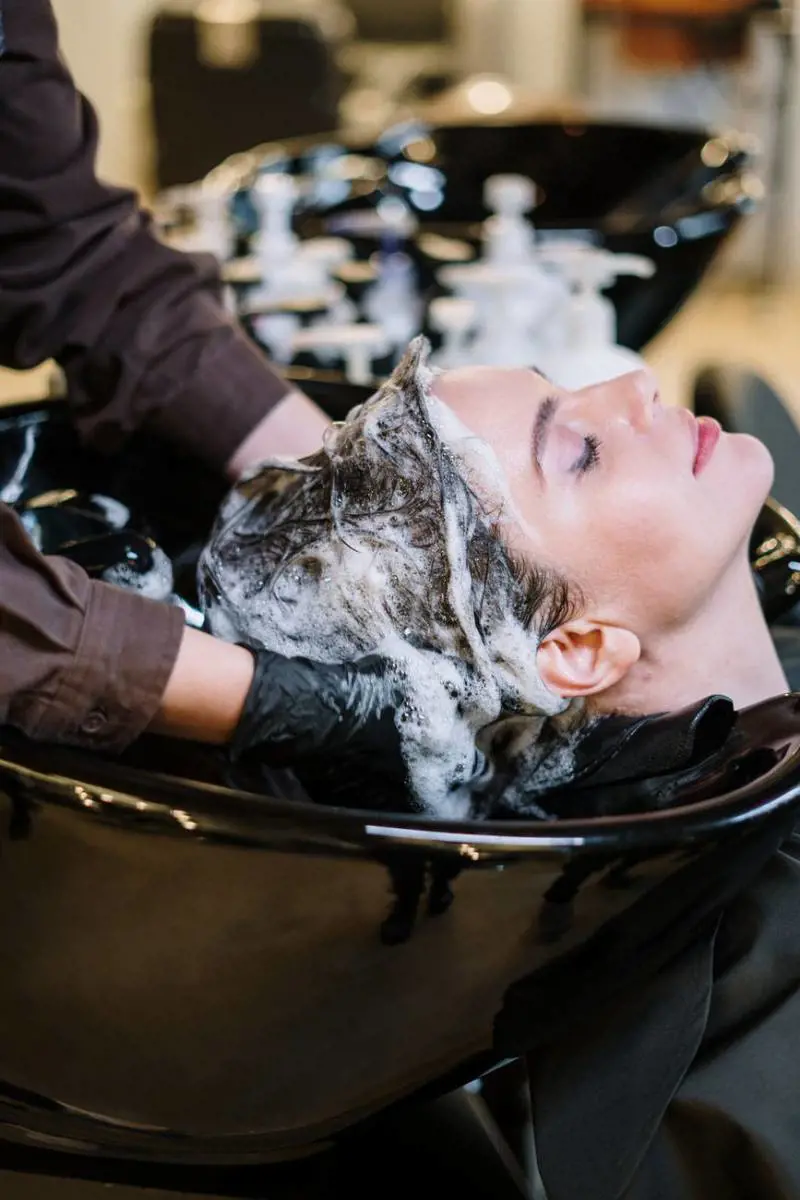Prendersi cura dei capelli dopo l'estate. Ecco cosa fare