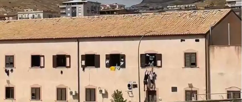 Migranti in fuga dalla quarantena: "Liberi di contagiarci"