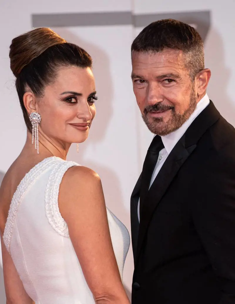 Ma al Lido si può ridere. Con il duello rusticano fra Martínez e Banderas