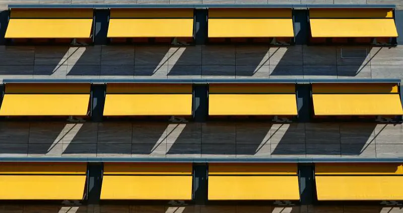 Terrazzi, balconi con pergole e tende da sole. Se la casa vuole uscire dalle quattro mura