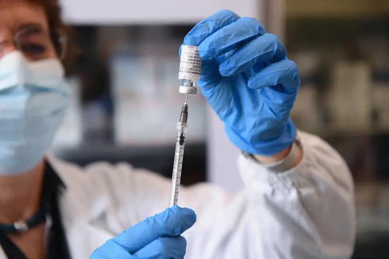 Pugno duro di Singapore: non pagherà più le cure ai non vaccinati
