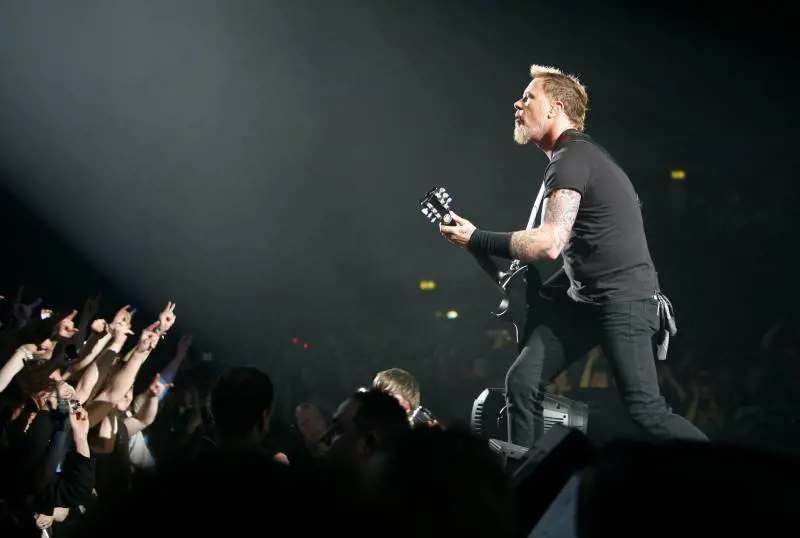 Da Elton John a Miley Cyrus tutti cantano i Metallica