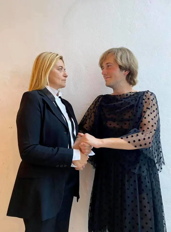 Il Pd le prova tutte: i candidati dem si scambiano i vestiti. È bufera