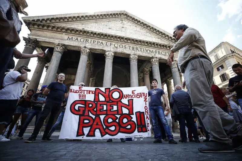 "Obiettivi istituzionali". I No Vax preparavano armi e ordigni per i cortei