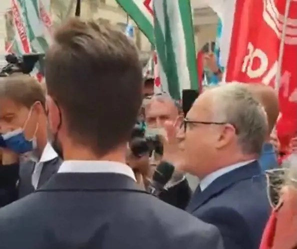 "Buffone, buffone...". Per Gualtieri finisce male: contestato