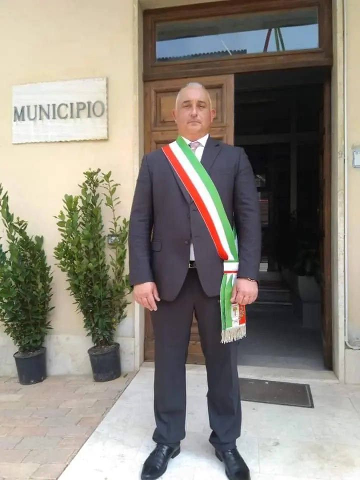 "Basta parlare del rave party o muori". Le "Br" minacciano il sindaco