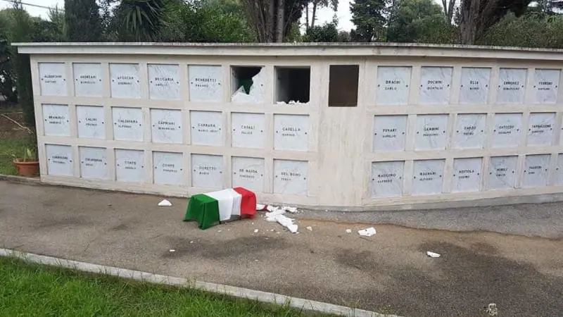 Profanazione choc al cimitero dei caduti della Rsi: pure il feretro di un 15enne