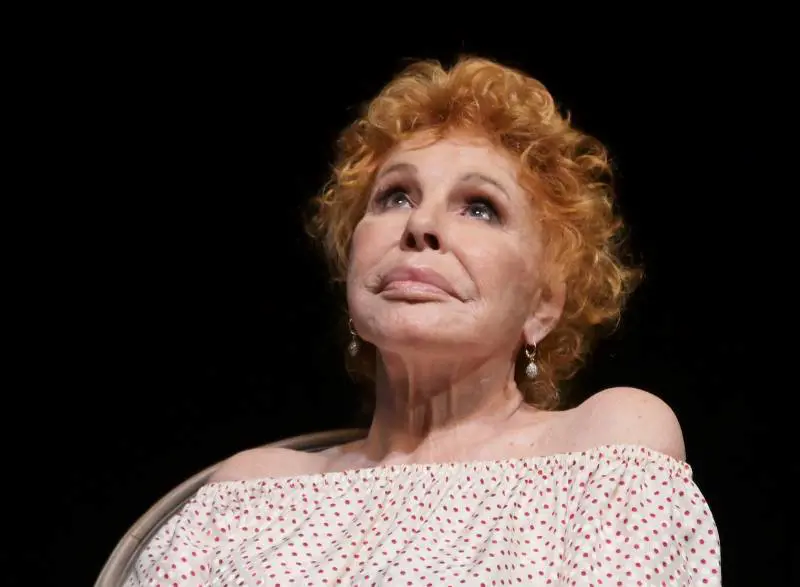 Ornella Vanoni, dea ironica che brilla di spontaneità
