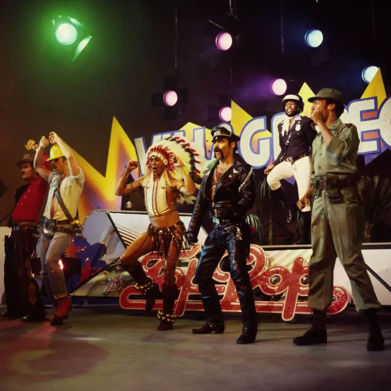 Malore per il leader dei Village People, sviene sul palco: cosa è successo