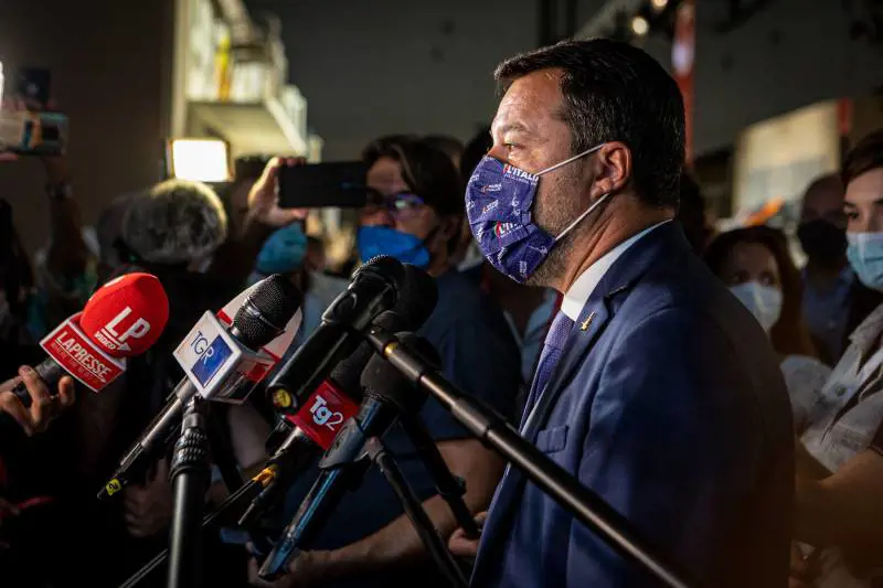 "Lasci", "Danni al governo". E scoppia la lite Salvini-Lamorgese