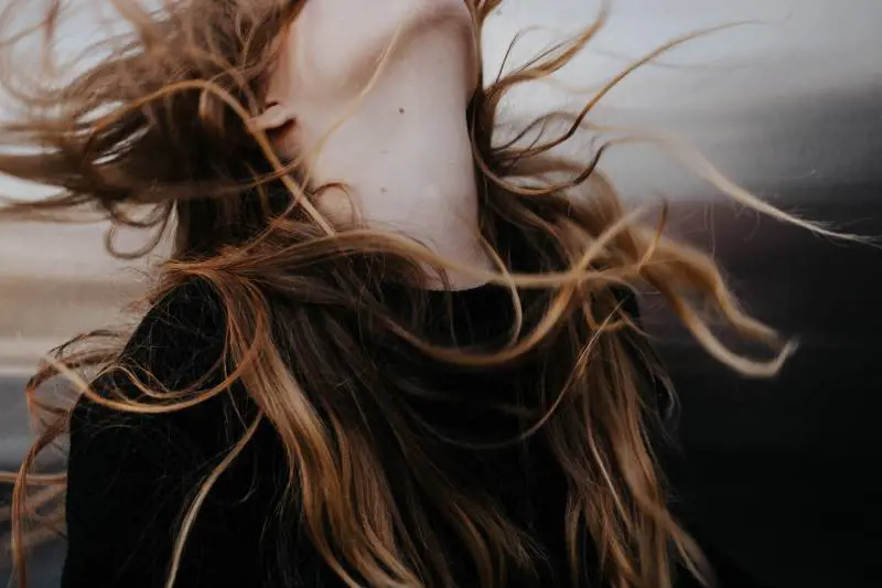Capelli grassi e forfora a 60 anni: rimedi naturali e alimentazione consigliata