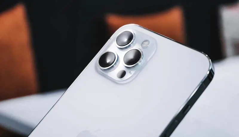 "È radioattivo". E Parigi vieta l'iPhone 12