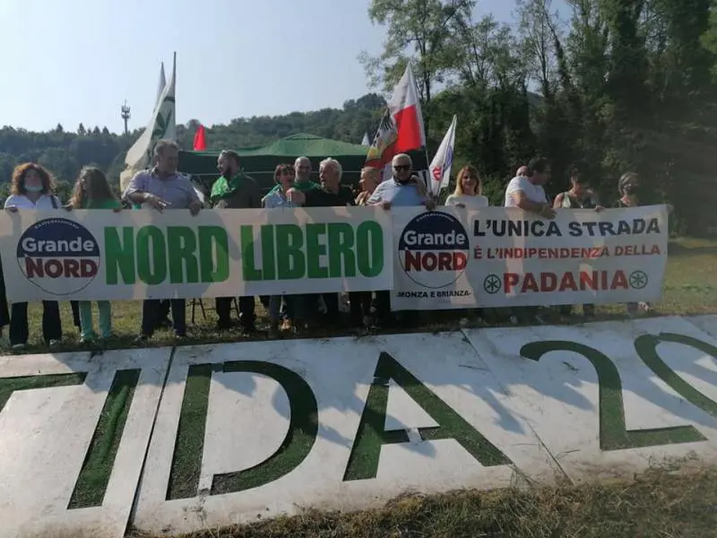 Militanti del Grande Nord sul prato di Pontida