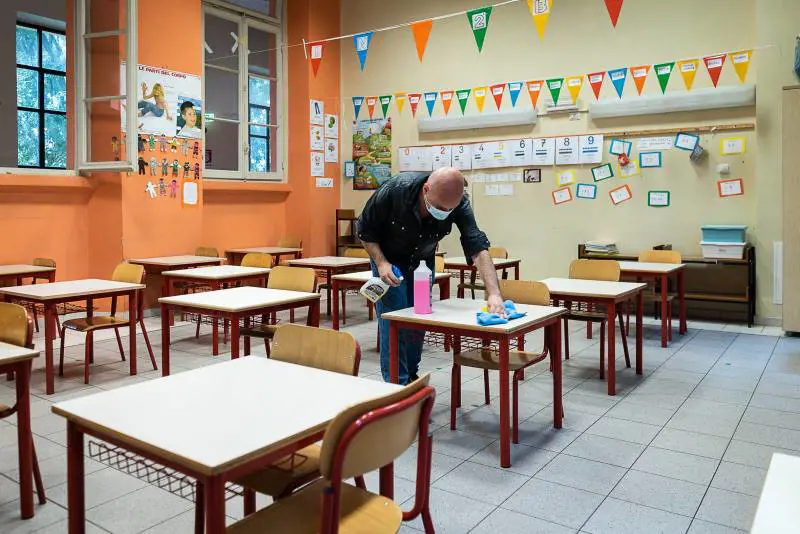La scuola al debutto ancora in maschera: 17mila classi pollaio, obbligo di green pass. I dubbi sui controlli