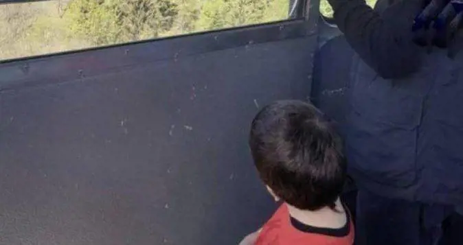 Eitan, intesa tra le famiglie: per ora rimane in Israele