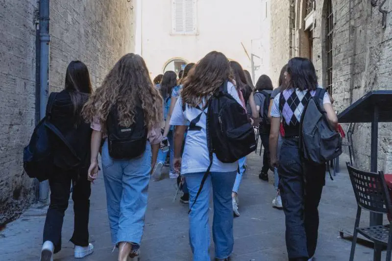 Scuola, prime classi in Dad. Test salivari in due regioni
