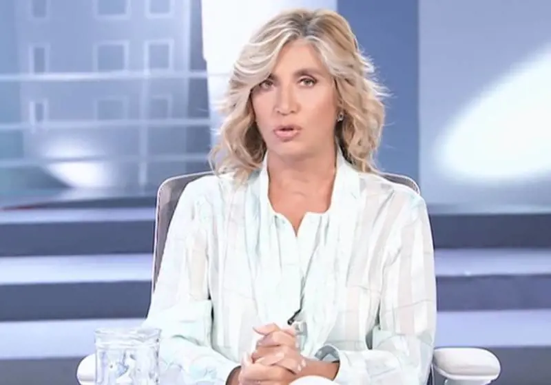 "Ho avuto un incidente". E Myrta Merlino va in onda con il piede fasciato