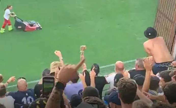 Giardiniera presa di mira dagli ultras allo stadio. Esplode la polemica