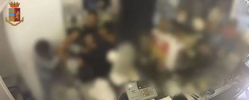 Il rimprovero, poi la raffica di botte: tre contro il barista