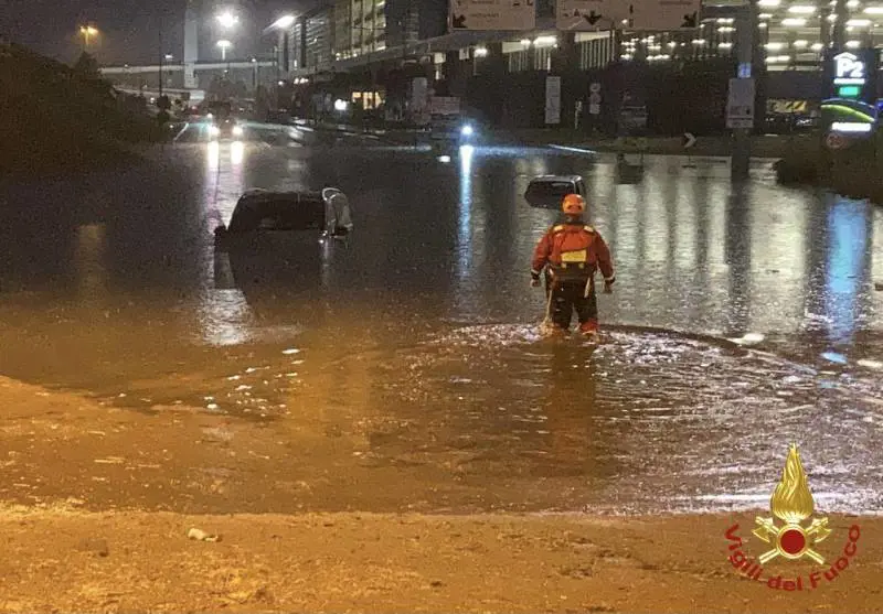 Un nubifragio manda in tilt Milano: evacuazioni pure coi gommoni
