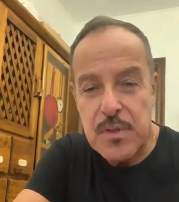"Inseguito da un cinghiale". La furia di Massimo Lopez contro la Raggi