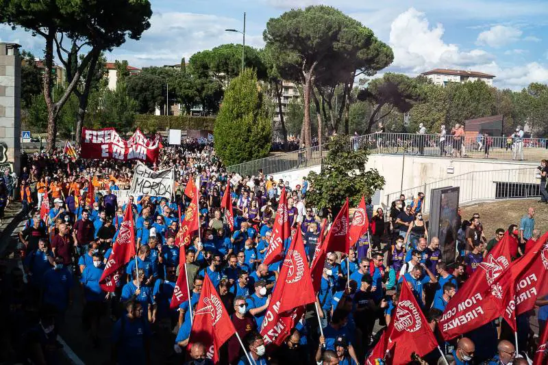 Gkn, bloccati 422 licenziamenti. Una sentenza apre la guerra