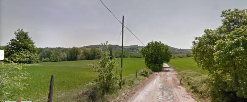 Lo straniero la afferra, lei si getta nel fiume. È caccia all'aggressore
