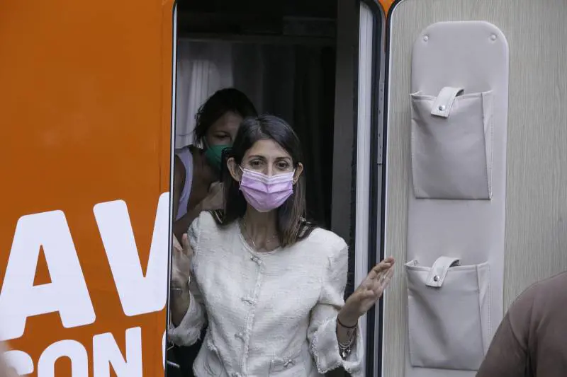 La Raggi perde e fa la vittima: "Attaccata..."