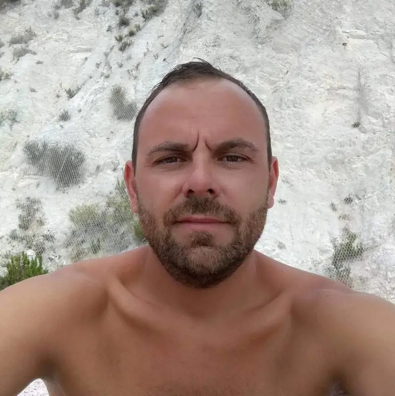 Muore in un incidente, la fidanzata lo sposa durante il funerale
