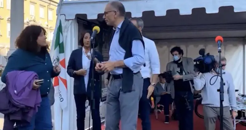 "Questa è libertà...?". Ed è scontro con Letta sul palco
