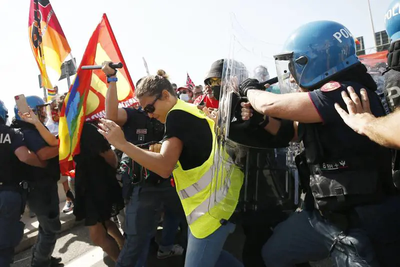 Agenti feriti, Fiumicino in tilt, A91 bloccata: caos al corteo dei lavoratori Ita