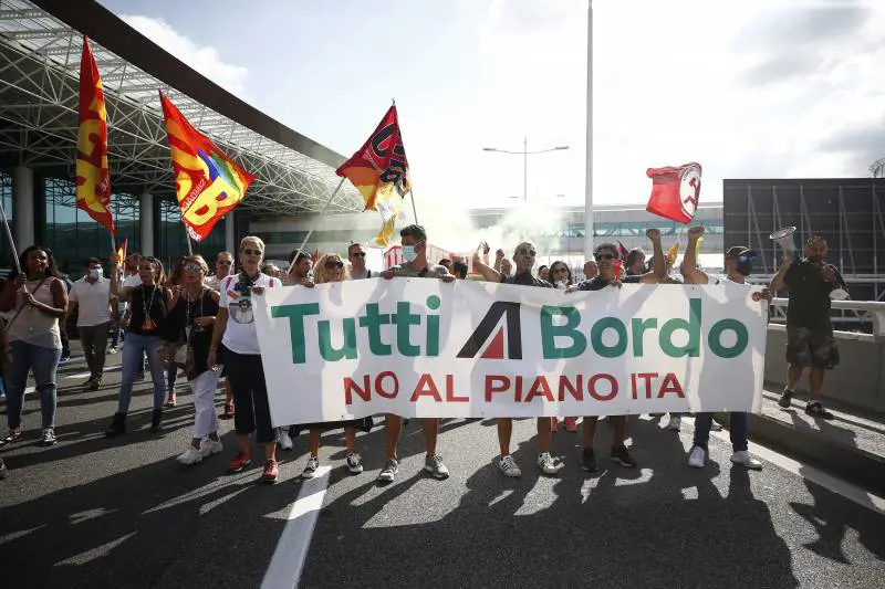 Scontri a Fiumicino. Sul tavolo del governo atterra il caso Alitalia