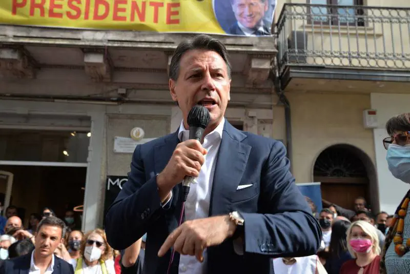 Conte, gaffe e colpi di mano. Via agli esterni per blindarsi