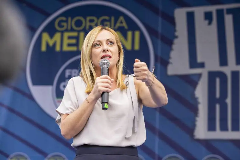 "La Meloni guida un partito neofascista". Prof nella bufera