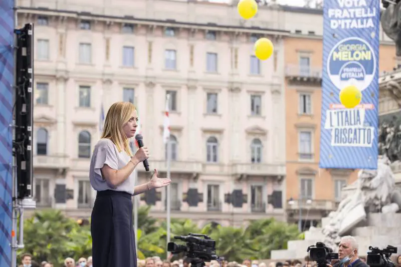 Meloni infiamma Milano "Covid mangiatoia del Pd"