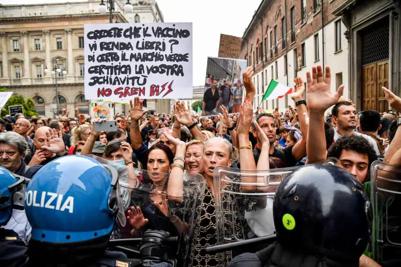 Così tra i cattolici è esplosa la mania no vax. I perché di una deriva