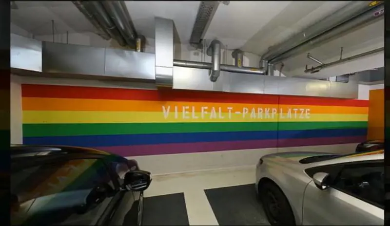 Germania, inaugurati parcheggi per autisti Lgbt e migranti