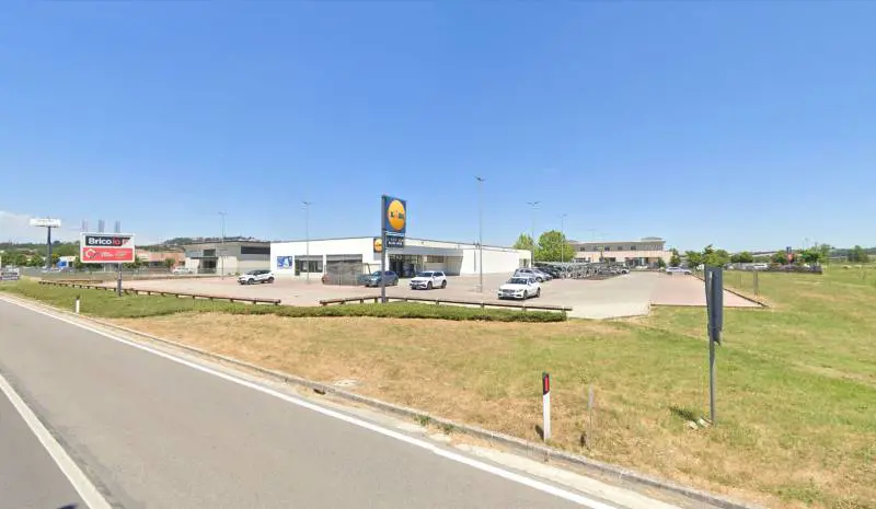 Lo strattone, il coltello, il passeggino: il delitto choc al supermercato