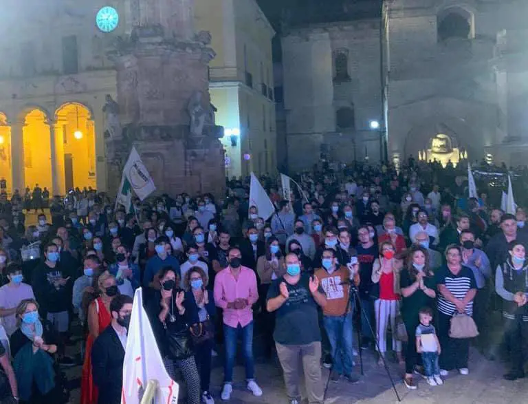 L'aggressione al candidato M5S: "Gli ha rotto la mano durante il comizio"