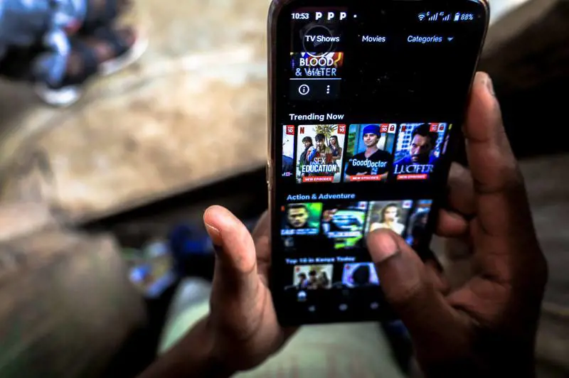 Netflix da oggi si paga di più: ecco gli aumenti