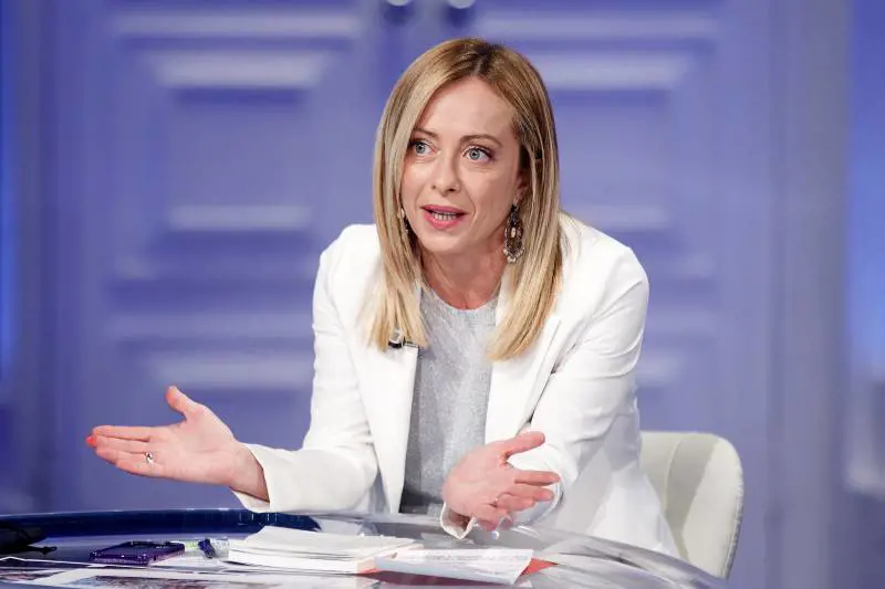 La Meloni frena la festa Pd. Poi la sfida: "Votiamo Draghi al Colle"