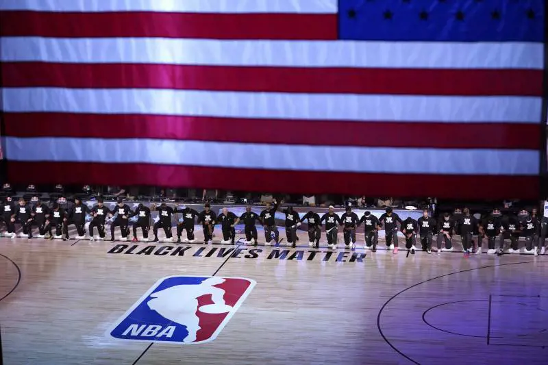 Pugni chiusi e razzismo: quelle contraddizioni nello sport d'America