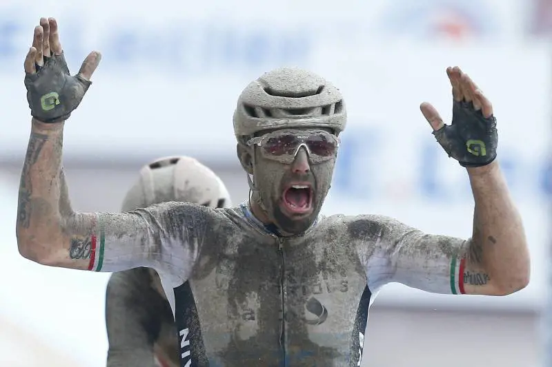 Colbrelli, un campione anche di stile, Dal pugno in faccia alla carezza a Moscon